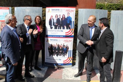 Enganxada de cartells de Terceravia a Ordino