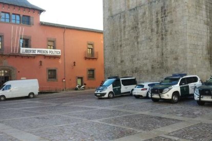 La guàrdia civil escorcolla l'ajuntament de la Seu i el Consell Comarcal