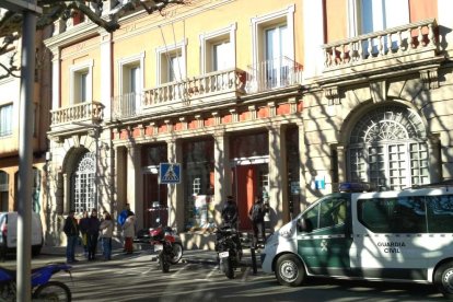 La guàrdia civil escorcolla l'ajuntament de la Seu i el Consell Comarcal