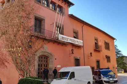 La guàrdia civil escorcolla l'ajuntament de la Seu i el Consell Comarcal