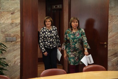 Dones contra el sostre de vidre