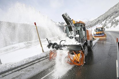Una turbina del COEX retira la neu acumulada a Grau Roig