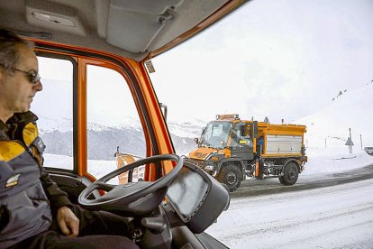 Josep Casal coincideix netejant el port d'Envalira amb un company en sentit contrari COEX