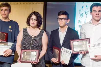 Premi a un jove per recollir menjar per a animals del carrer