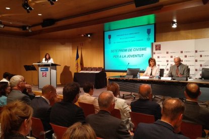 Premi a un jove per recollir menjar per a animals del carrer