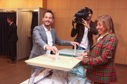 Pere López, cap de llista del PS a la nacional, vota a la capital