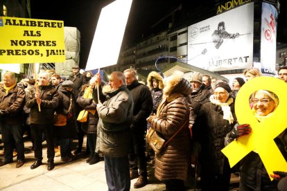 Un centenar de persones dona suport als presos polítics