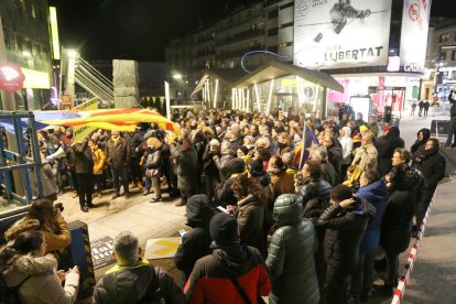 Un centenar de persones dona suport als presos polítics