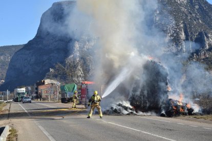 Un camió s'incendia a la C-14