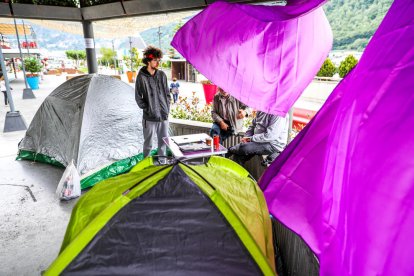 L'acampada per l'habitatge denuncia “l'emergència social”