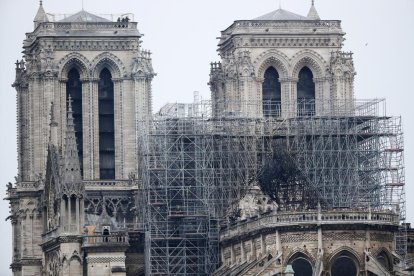 Els bombers anuncien l'extinció total del foc de la catedral