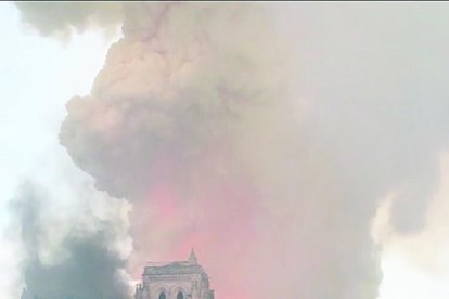 Consternació i solidaritat pel foc a Notre-Dame