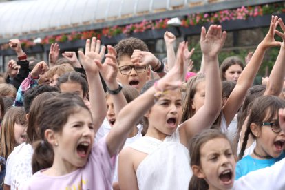 Una setantena d'infants canten 'Bella Ciao'