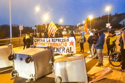 Els CDR han tallat la carretera a primera hora del matí