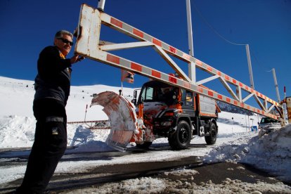 Els armilles grogues buiden de turistes el Pas de la Casa