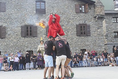 La plaça del Consell General viu de nou l'arribada de la Flama del Canigó i el rodar de falles