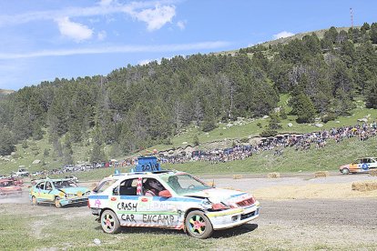 El Crash Car aplega a Grau Roig desenes de vehicles