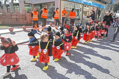 Els escolars de tot el país treuen el carnaval al carrer