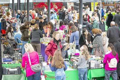 La pluja intermitent fa la guitza a Sant Jordi