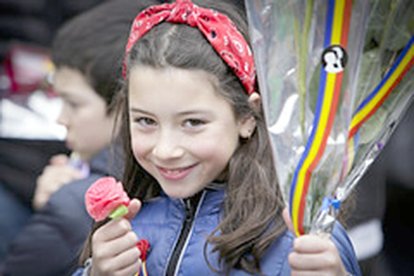 La pluja intermitent fa la guitza a Sant Jordi