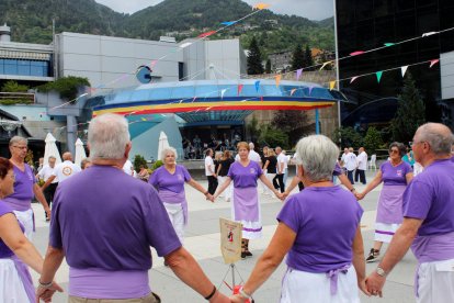 La ballada de sardanes desafia la pluja a Encamp