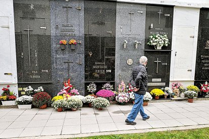 Els cementiris s'omplen de vida i de sentiments contraposats per la tradició