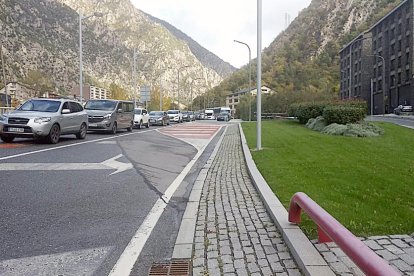 El pont de Tots Sants acaba en col·lapse a la xarxa viària