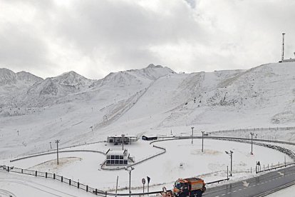 El pont de Tots Sants acaba en col·lapse a la xarxa viària