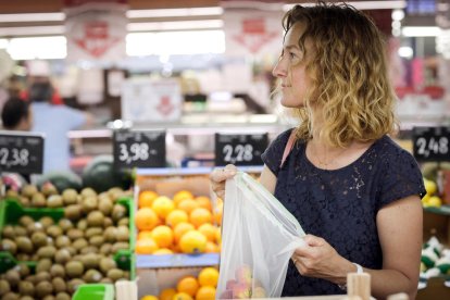 L'executiu reparteix unes 40.000 bosses tèxtils reutilitzables