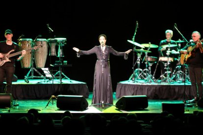 Noa posa lletra a la música de Bach al Centre de Congressos