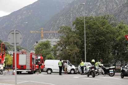 Dos ferits en un xoc a la rotonda del Gall d'Or