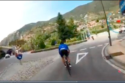 Un ciclista envaeix el sentit contrari i ho difon