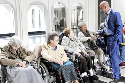 Benazet diu que al Cedre falten auxiliars d'atenció personal