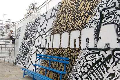 El grafiter francès Morne pinta el mur del Prat del Roure