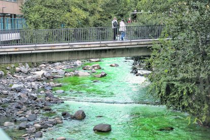 El comú tinta per error el riu de color verd