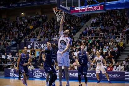 Un mal darrer quart posa fi a la ratxa  (75-73)