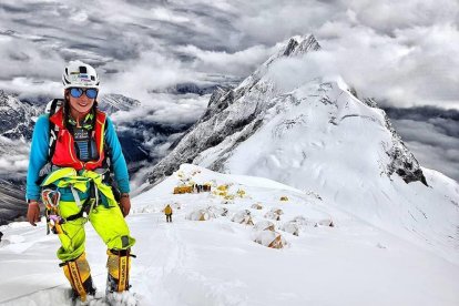 Stefi Troguet corona el Manaslu