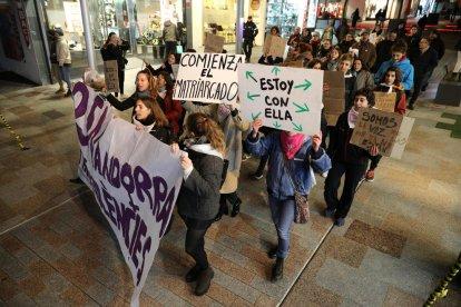 Mig centenar de persones participen a la marxa d'Stop Violències