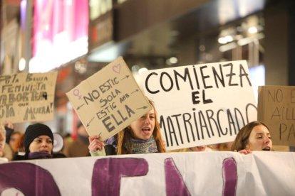 Mig centenar de persones participen a la marxa d'Stop Violències
