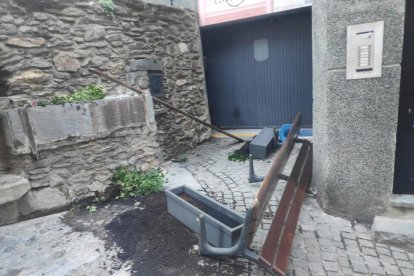 Els veïns es queixen dels aldarulls i la brutícia