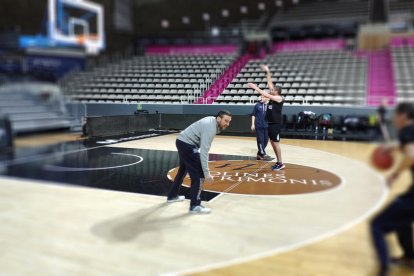 Jugadors del MoraBanc i usuaris de l'UCA entrenen junts