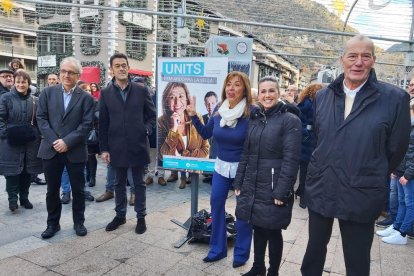 Els candidats demòcrates s'han reunit a la penjada de cartells a Andorra la Vella
