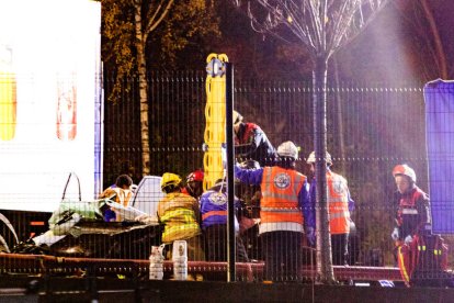 Evacuada a Barcelona una dona ferida en un accident amb un camió