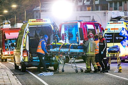Evacuada a Barcelona una dona ferida en un accident amb un camió