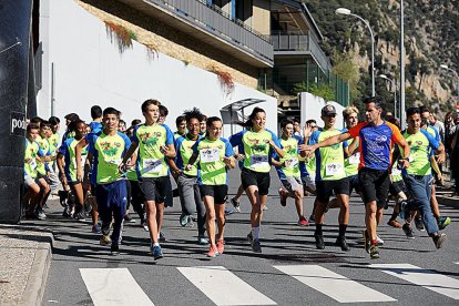 Més de 300 alumnes participen en una cursa solidària