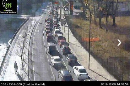 L'operació sortida comnça amb cues de sis quilòmetres