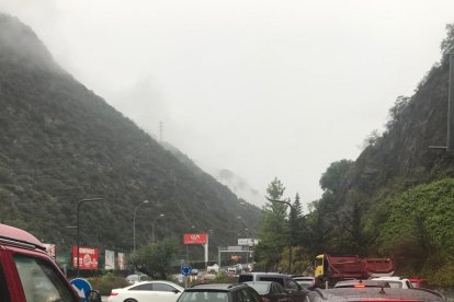 La pluja accelera la purga de la muntanya a la zona de l'esllavissada