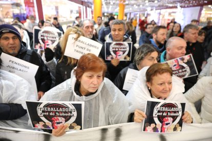 Fluixa resposta a la concentració de sindicats i entitats