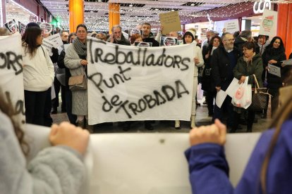 Fluixa resposta a la concentració de sindicats i entitats