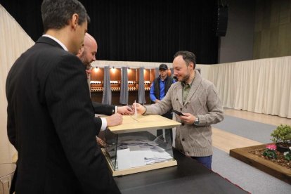 La participació frega el 32% migdia, per sota del 2015